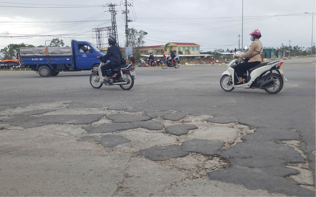 Nhiều tuyến đường nội đô xuống cấp