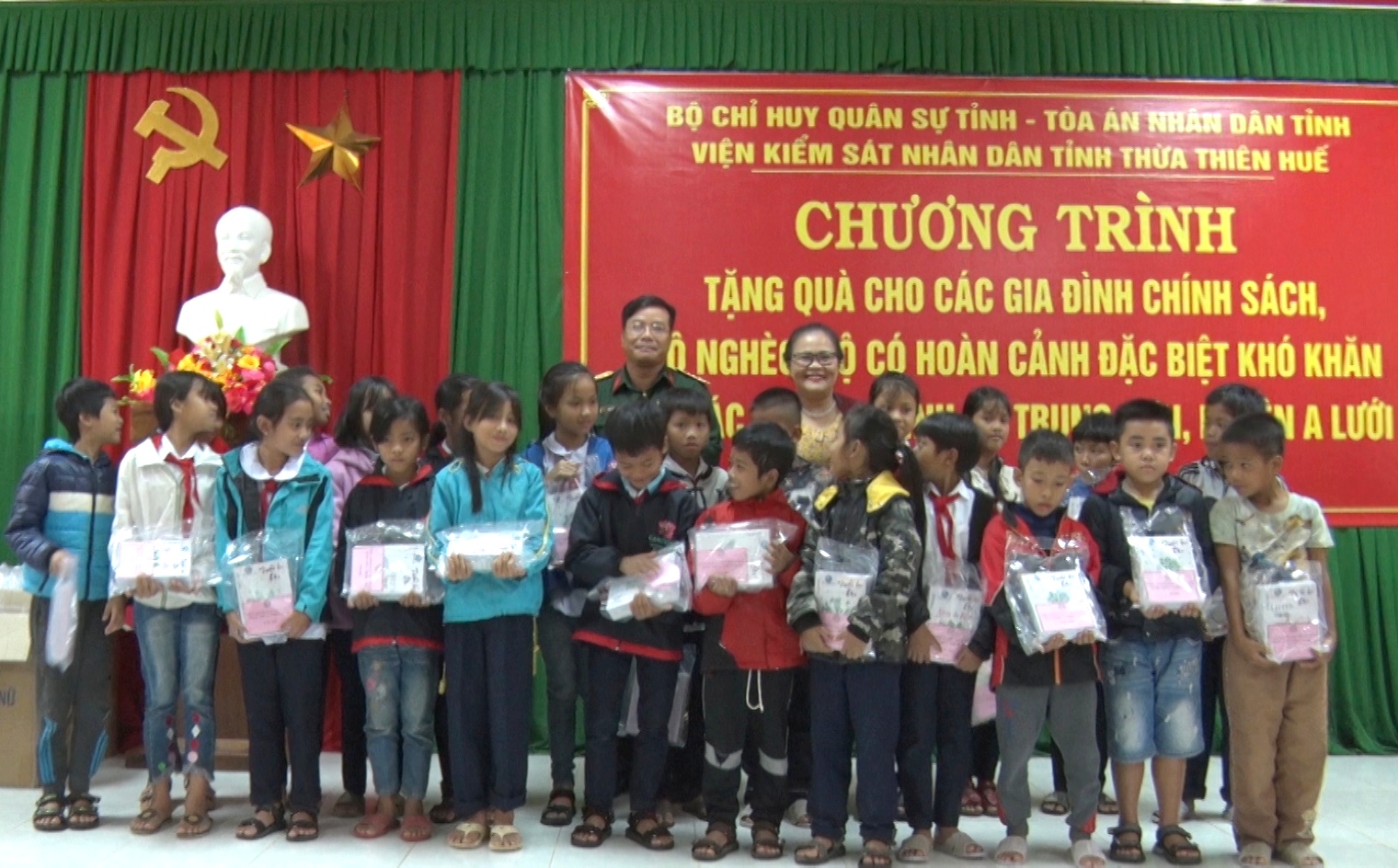 Tặng quà cho các gia đình và học sinh khó khăn ở A Lưới