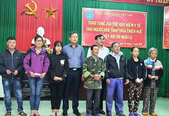 BHXH Việt Nam tặng 250 thẻ BHYT cho người dân vũng lũ