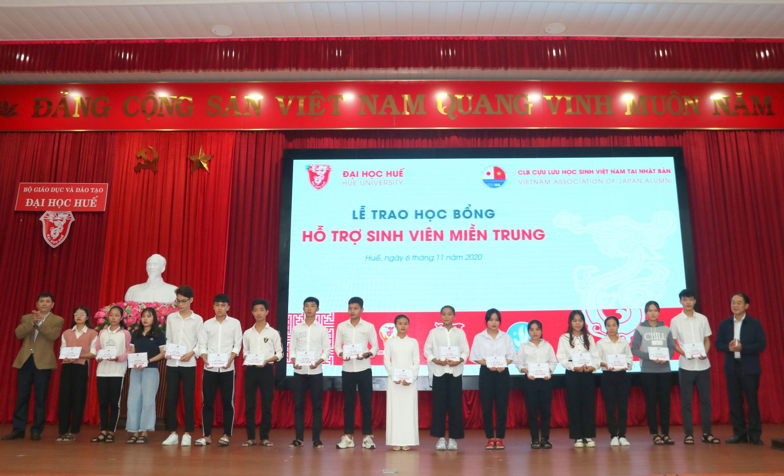 Tiếp nhận nguồn hỗ trợ khắc phục bão lũ và trao quà cho các hoàn cảnh khó khăn