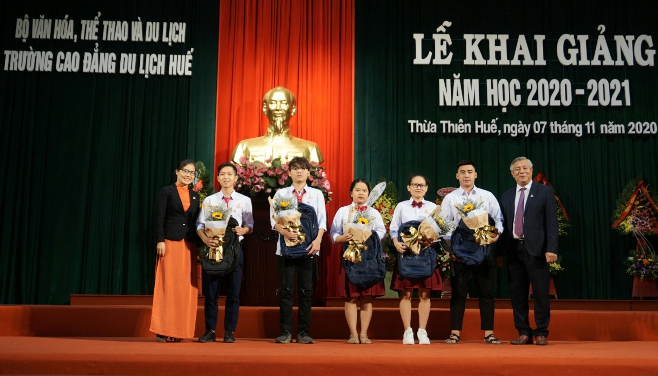 Gần 600 tân sinh viên Trường cao đẳng Du lịch Huế bước vào năm học mới
