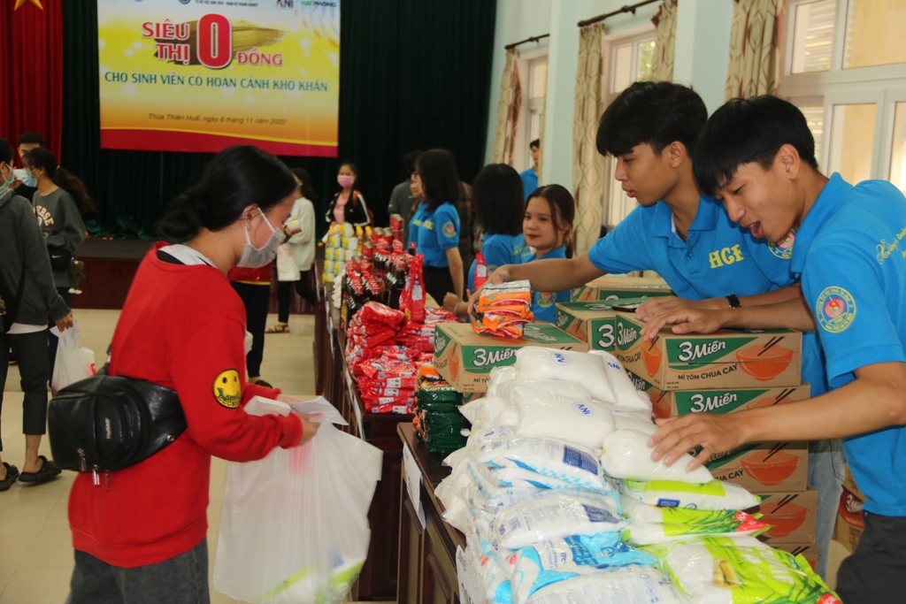 Students buy goods at the “Zero-VND” supermarket for the first time