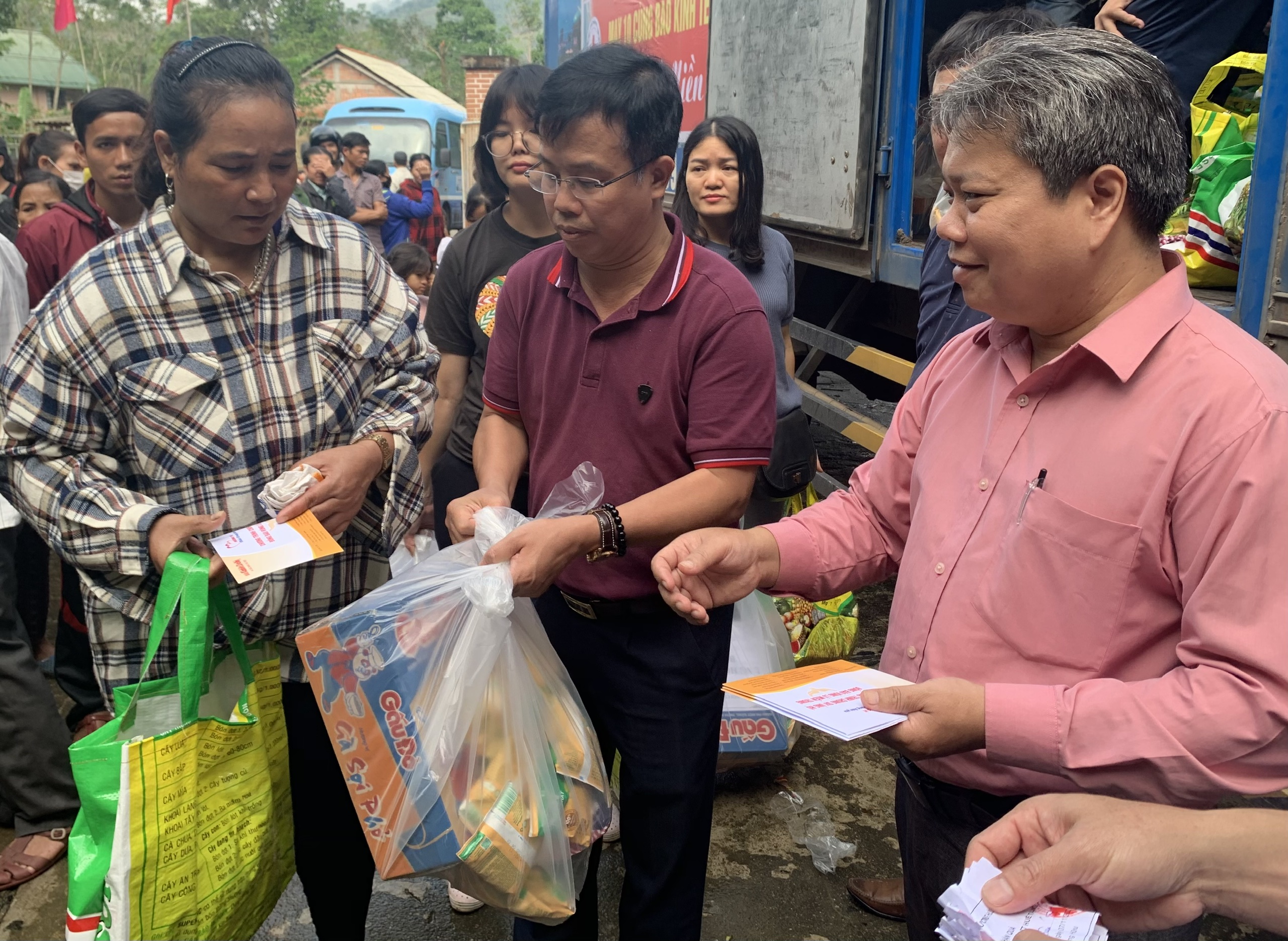 Báo Kinh tế và Đô thị hỗ trợ 200 suất quà cho người dân huyện Nam Đông