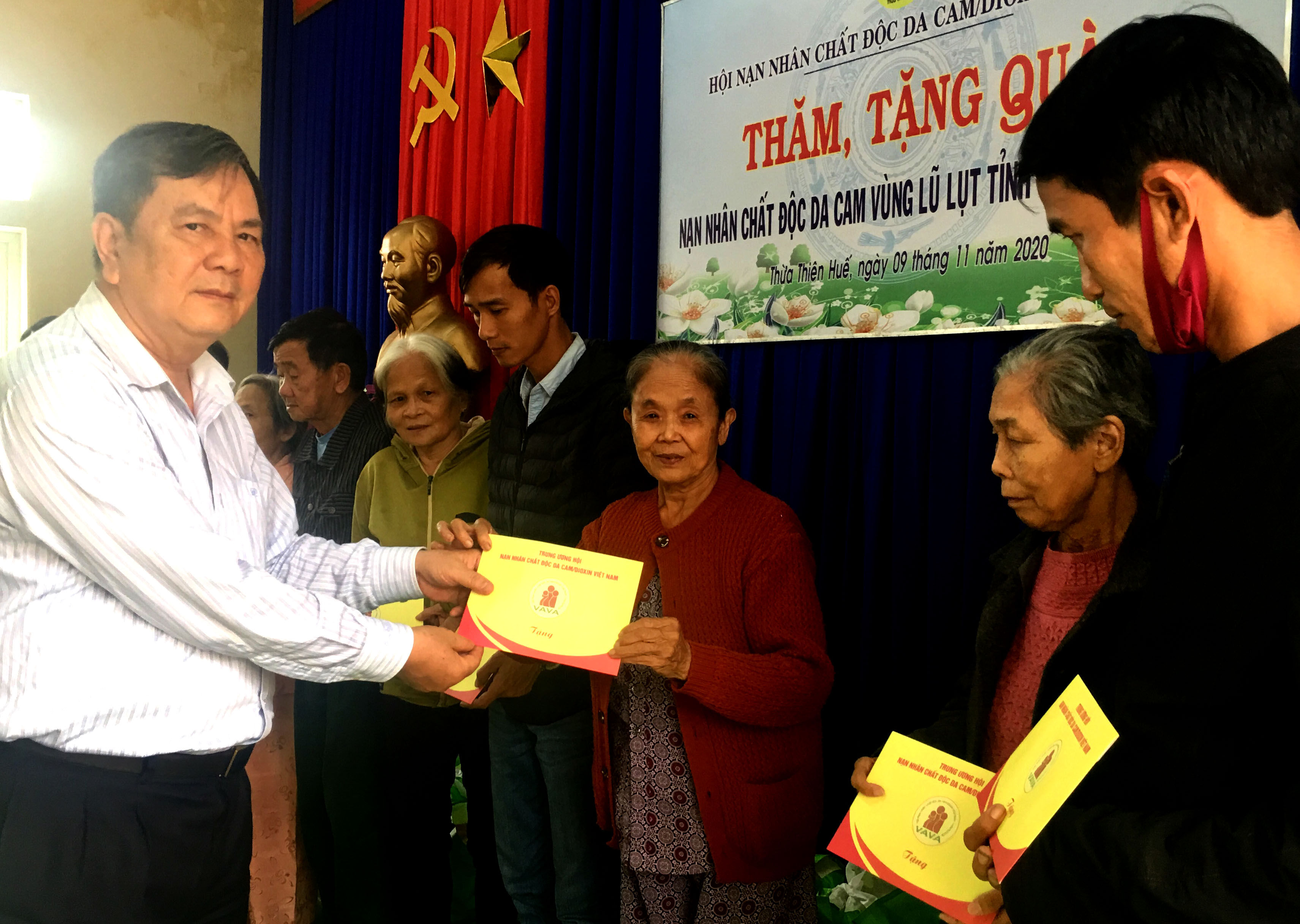 Trao 30 suất quà cho nạn nhân chất độc da cam dioxin