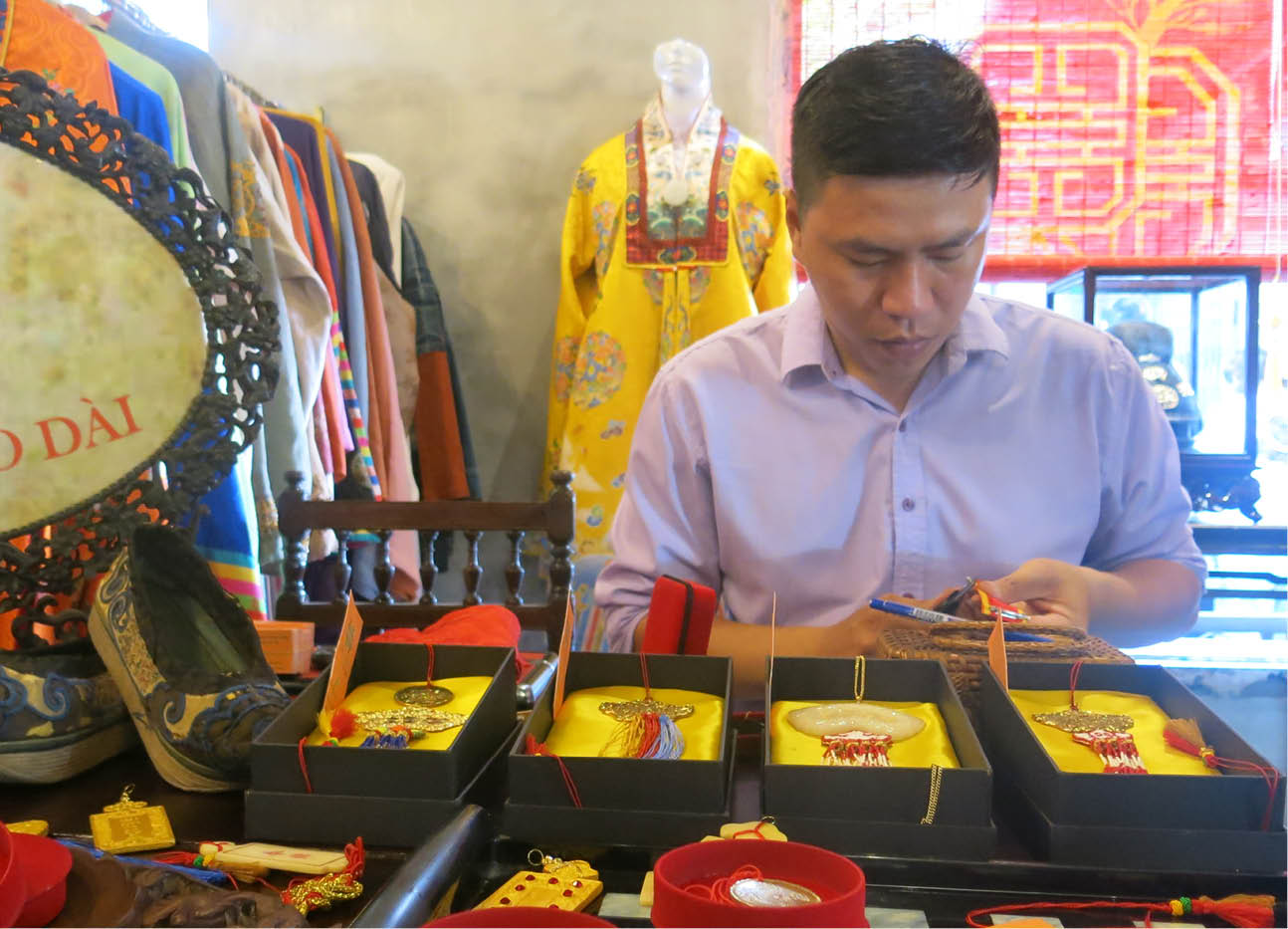 The young man with a passion for the ancient costume of the Nguyen Dynasty