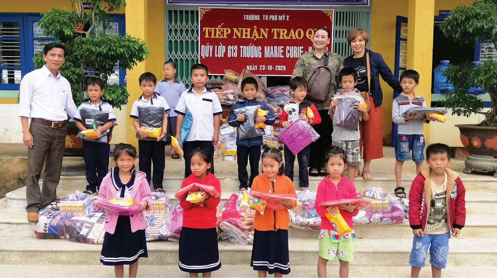 Nỗ lực để trường học sạch đẹp sau lũ