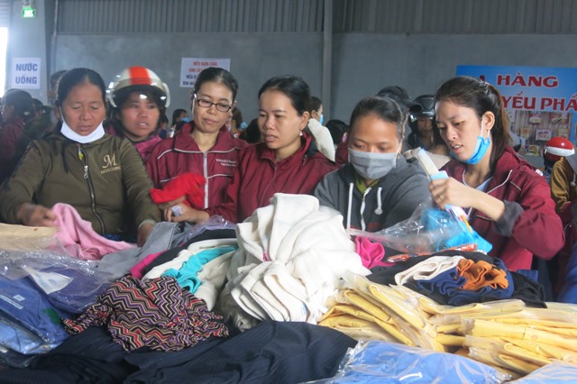 Trao 1 000 suất quà cho đoàn viên, công nhân lao động