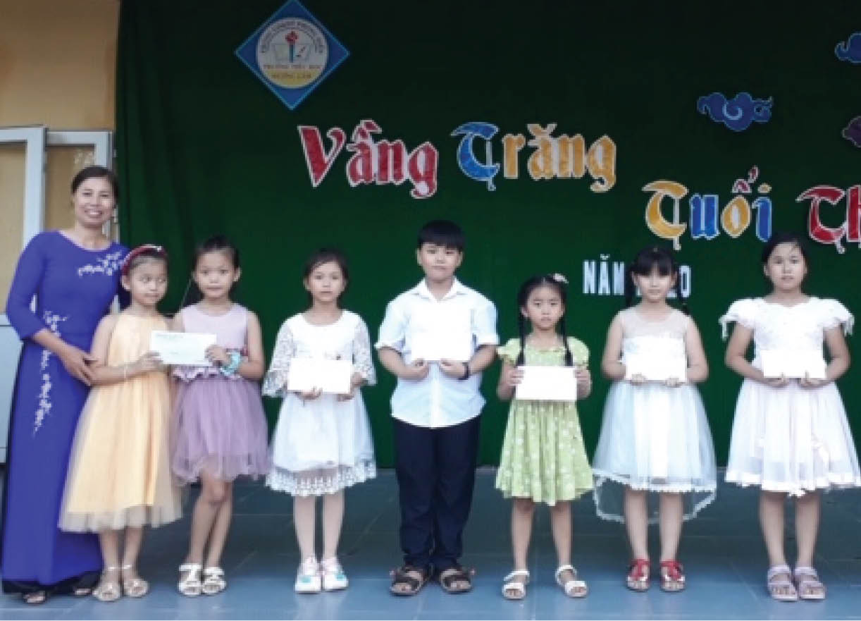 Cô hiệu trưởng miệng nói, tay làm
