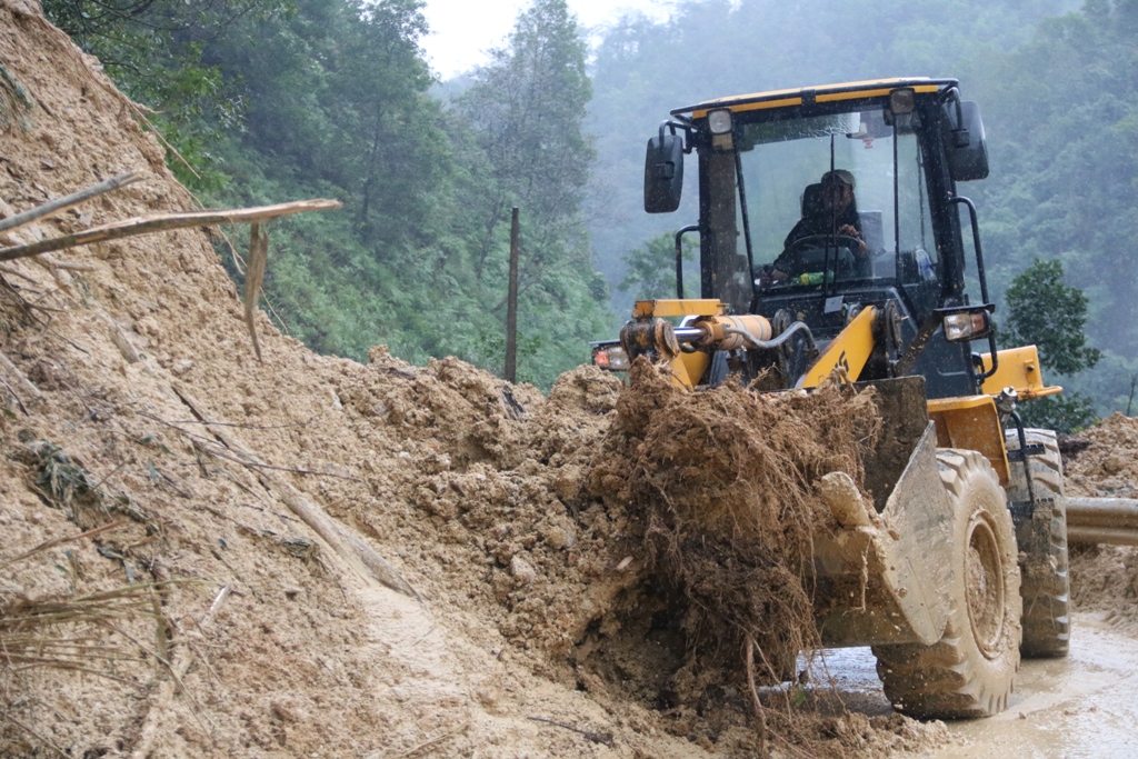 Căng mình khắc phục sạt lở dưới trời mưa