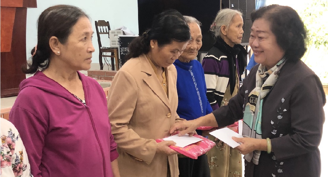 Nguyên Phó Chủ tịch nước Trương Mỹ Hoa trao hơn 400 triệu đồng cho người dân bị ảnh hưởng bão lụt