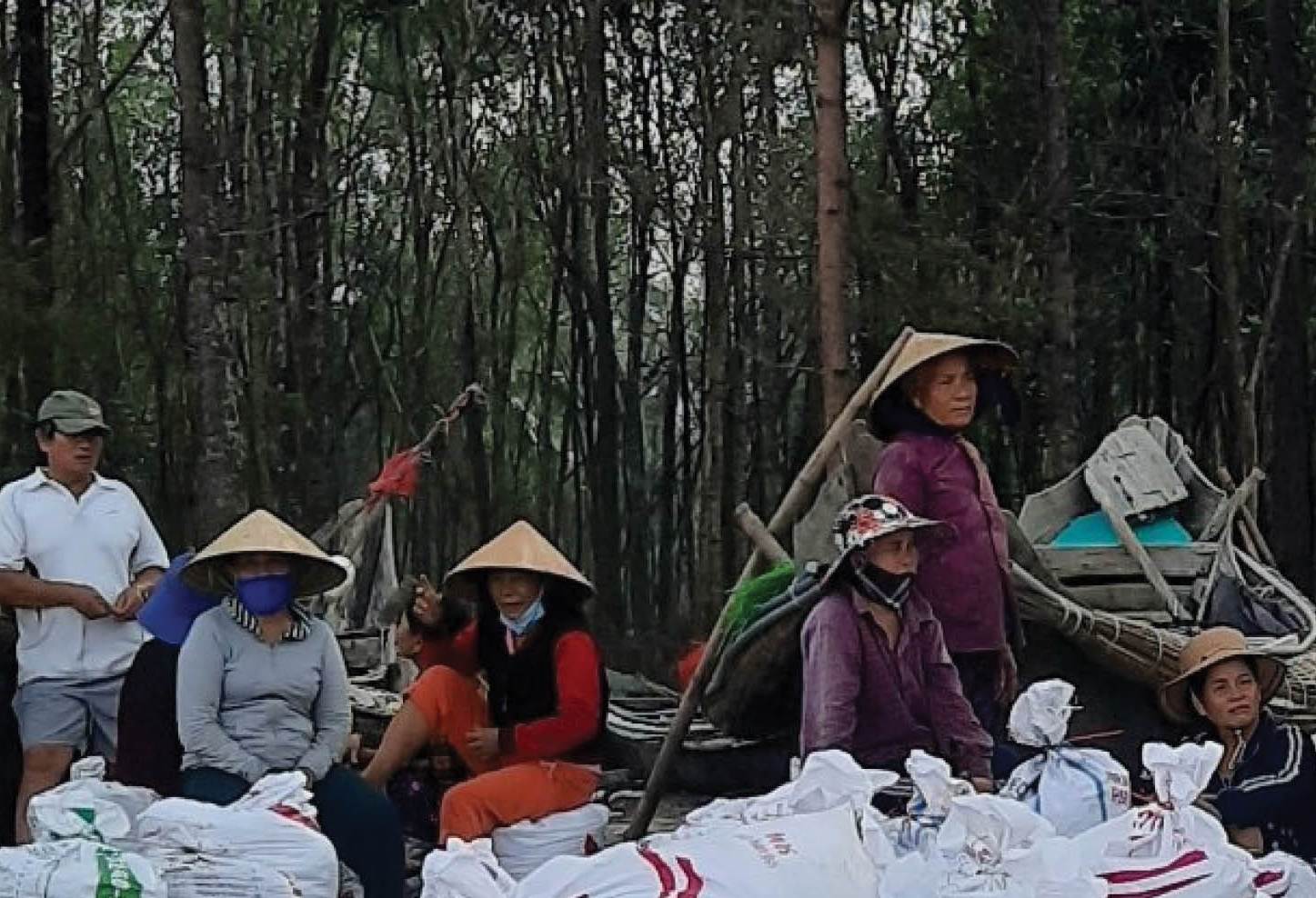 Nỗi lo bên chân sóng