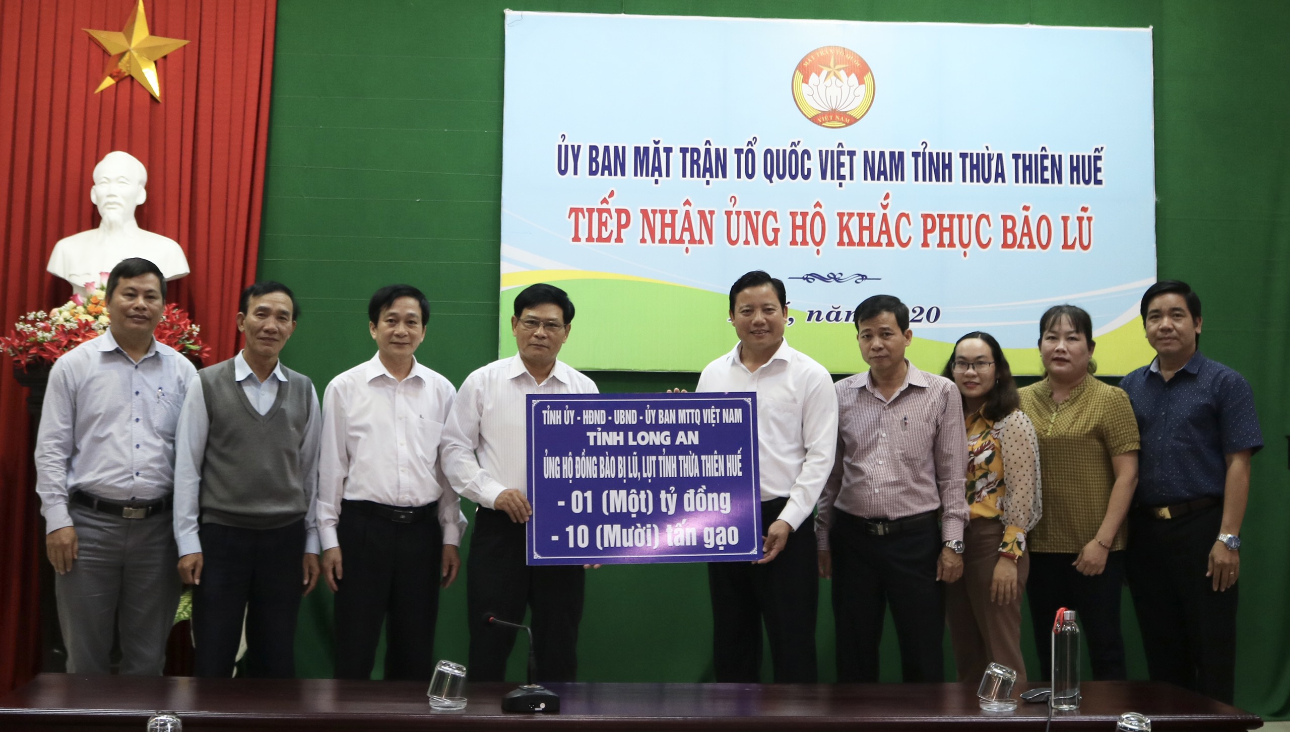 Trao hàng trăm suất quà cho người dân khó khăn, bị ảnh hưởng bởi mưa bão