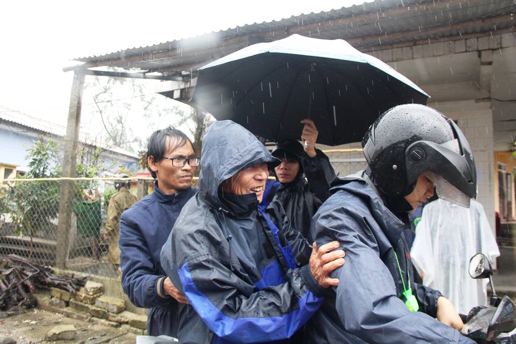 Người dân tất tả đi tránh bão số 13