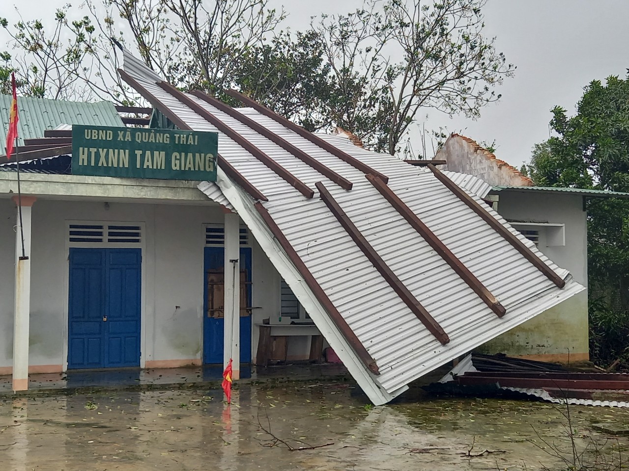 Bão gây thiệt hại lớn, lực lượng quân đội về cơ sở giúp dân