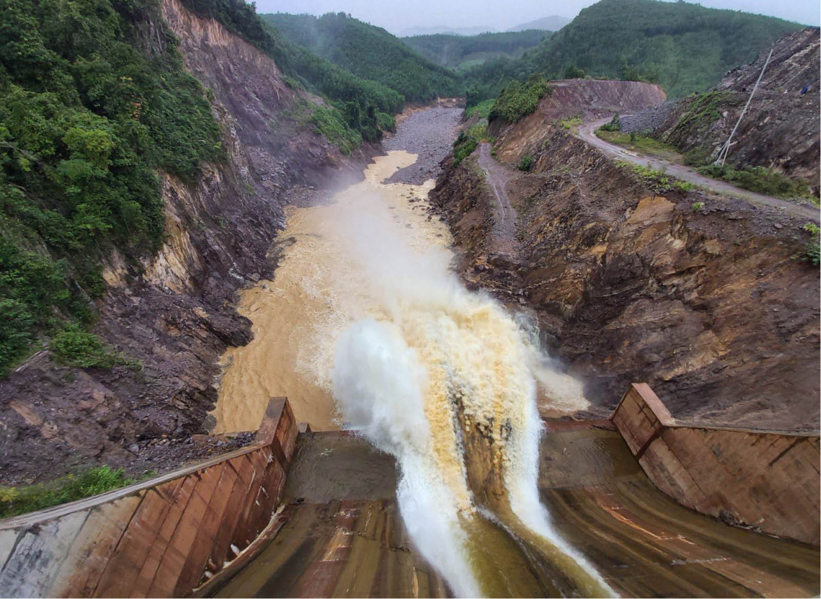 Xử lý nghiêm khắc vụ thủy điện Thượng Nhật tích nước trái phép