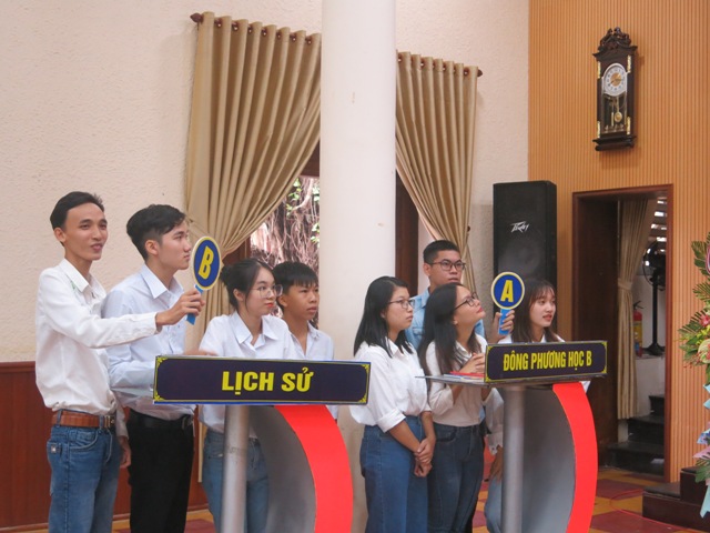 Sinh viên tìm hiểu về Chủ tịch Hồ Chí Minh