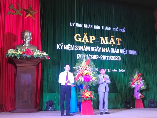 Hãy dạy con trẻ thành người trước khi thành tài