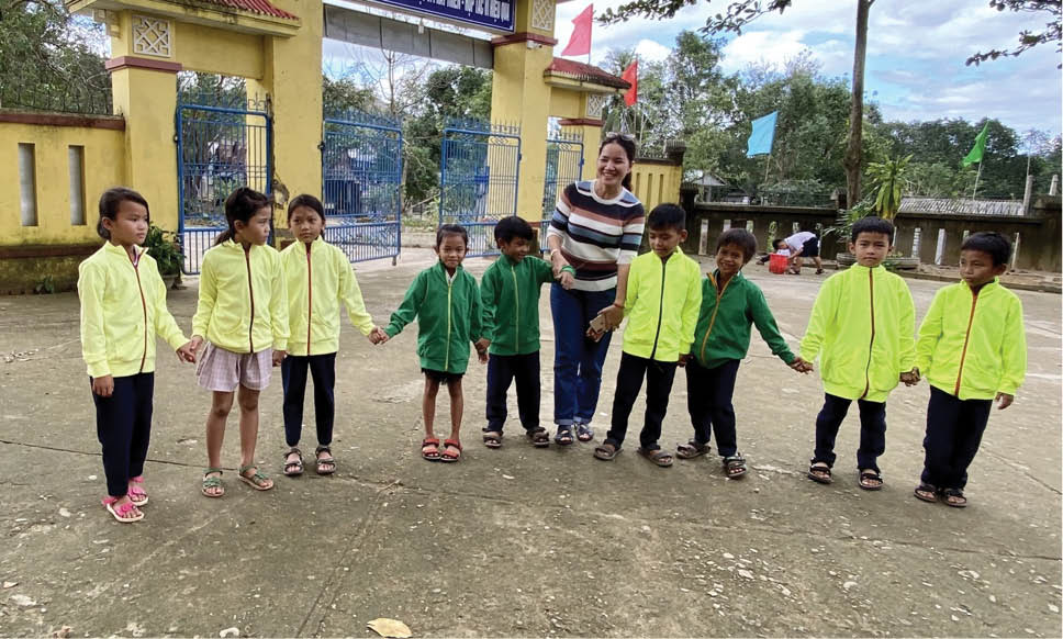 Trao quà cho các em học sinh Hồng Tiến