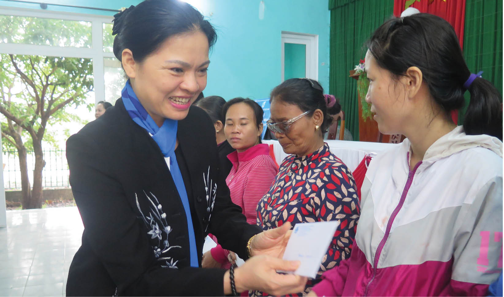 Bên nhau khi gian khó