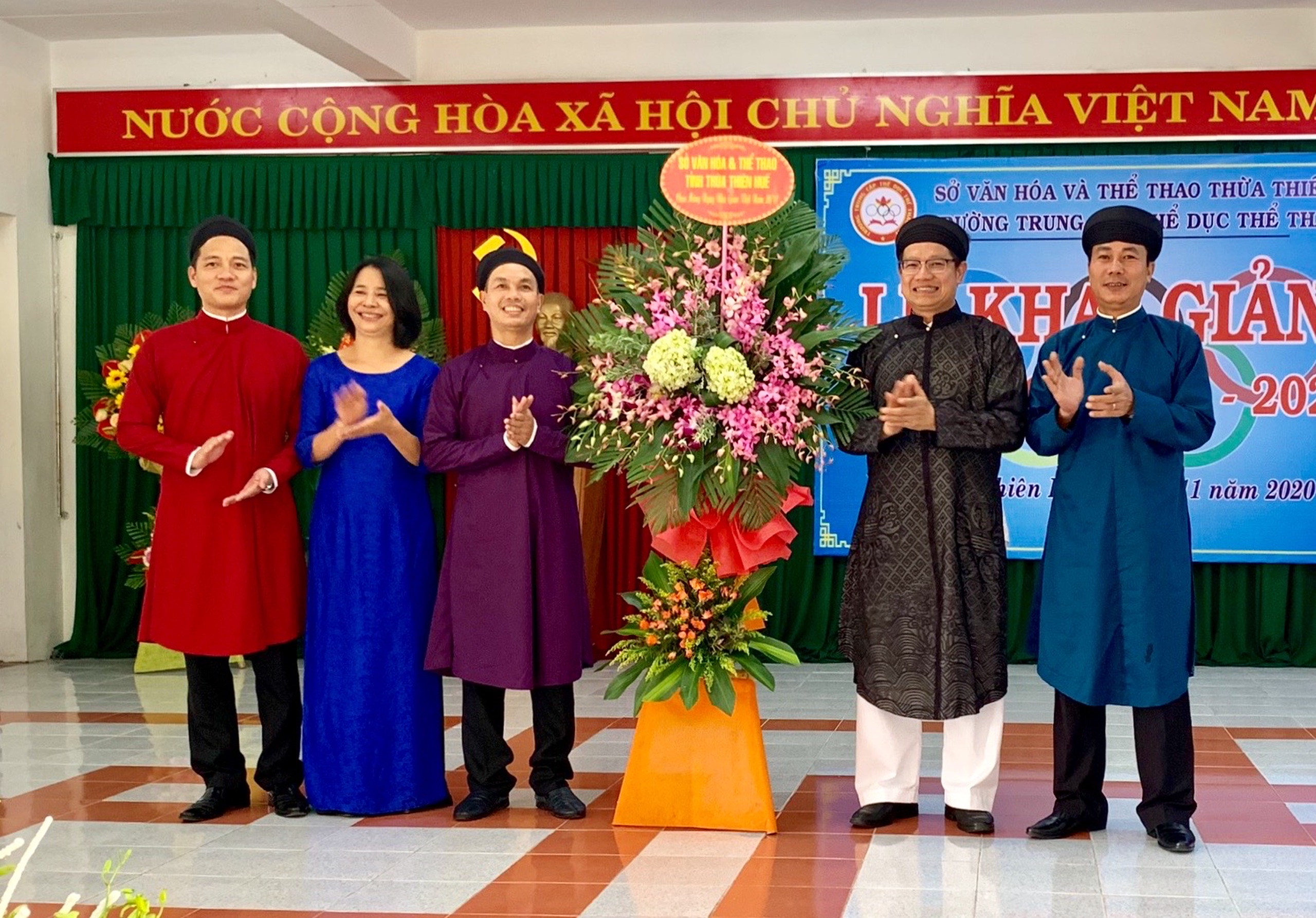 Áo dài truyền thống trong lễ khai giảng ở Trường trung cấp Thể dục Thể thao