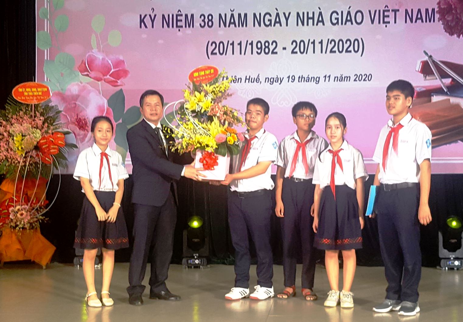 Vinh danh những người thầy trong phong trào Đổi mới, sáng tạo dạy và học