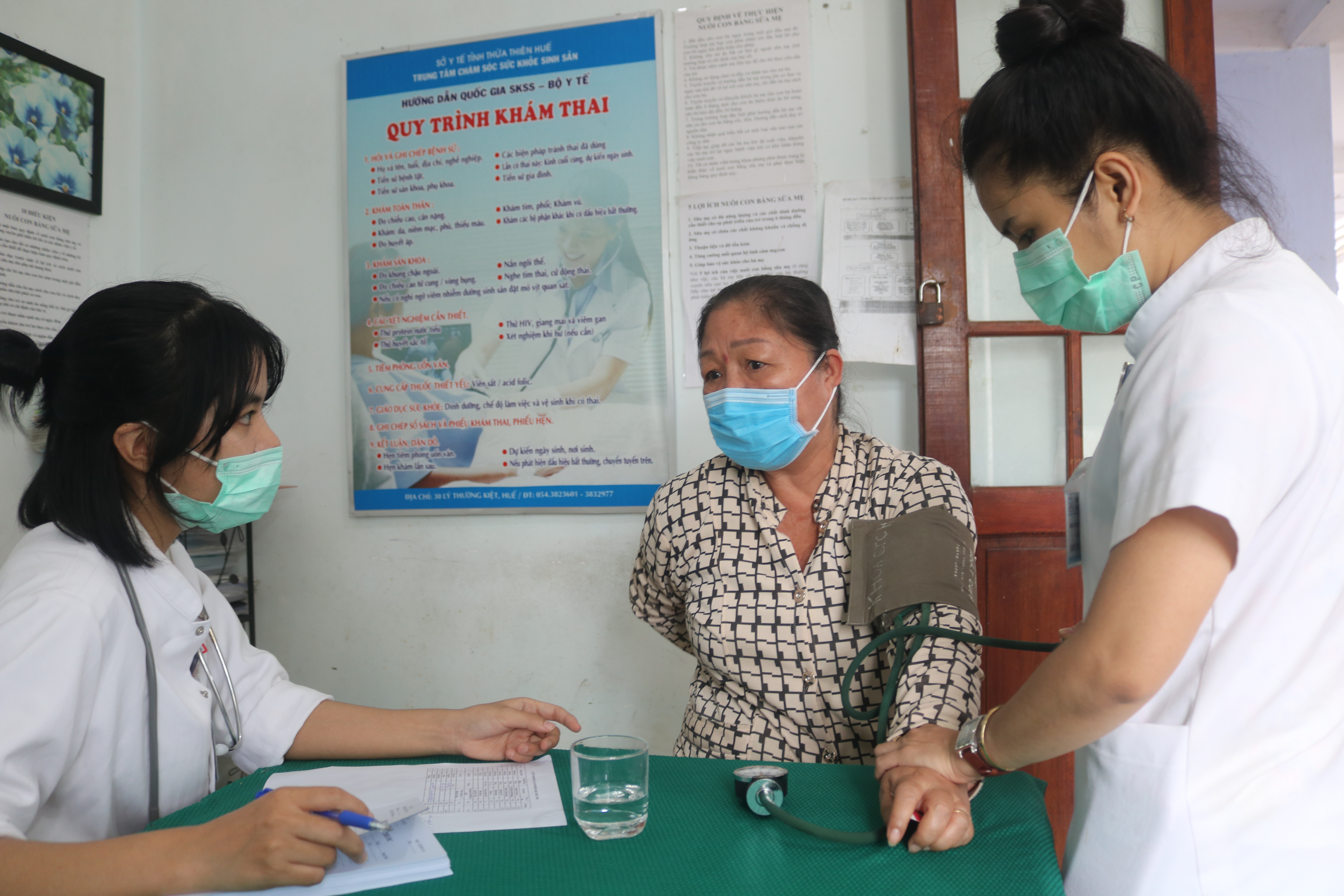 Khám bệnh và cấp thuốc miễn phí cho người dân vùng khó