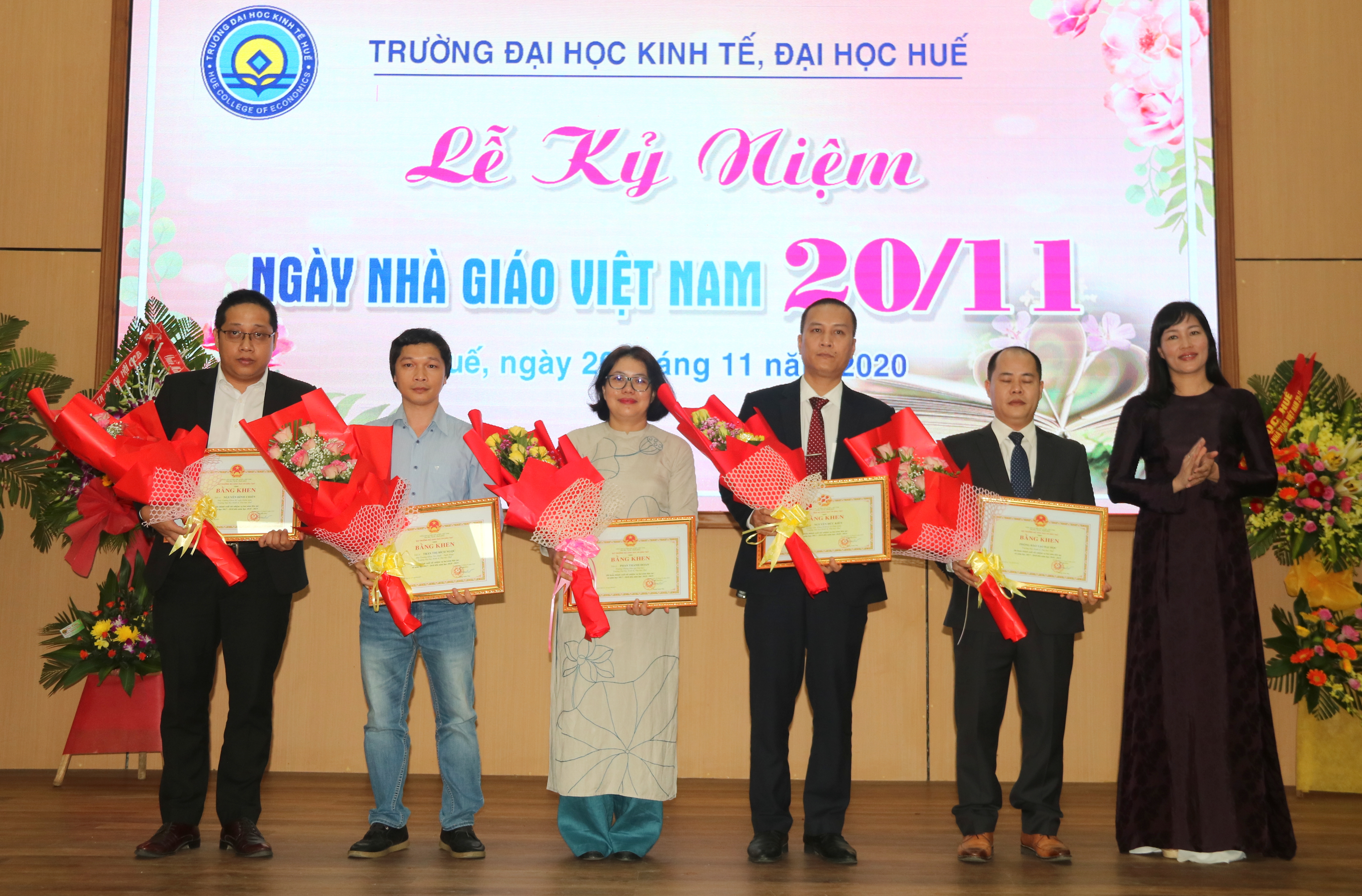 Nhiều cán bộ, giảng viên được khen thưởng dịp Ngày Nhà giáo Việt Nam