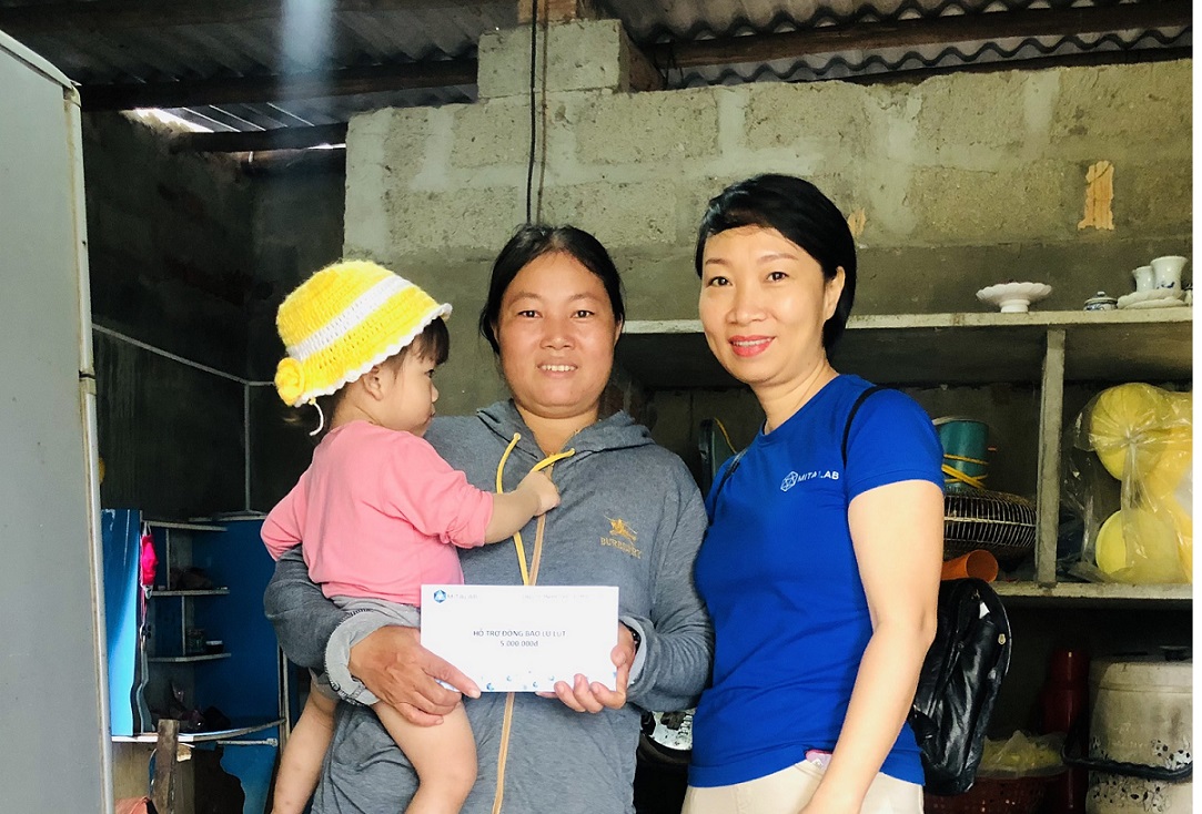 Trao tặng 100 triệu đồng cho phụ nữ nghèo, có hoàn cảnh khó khăn