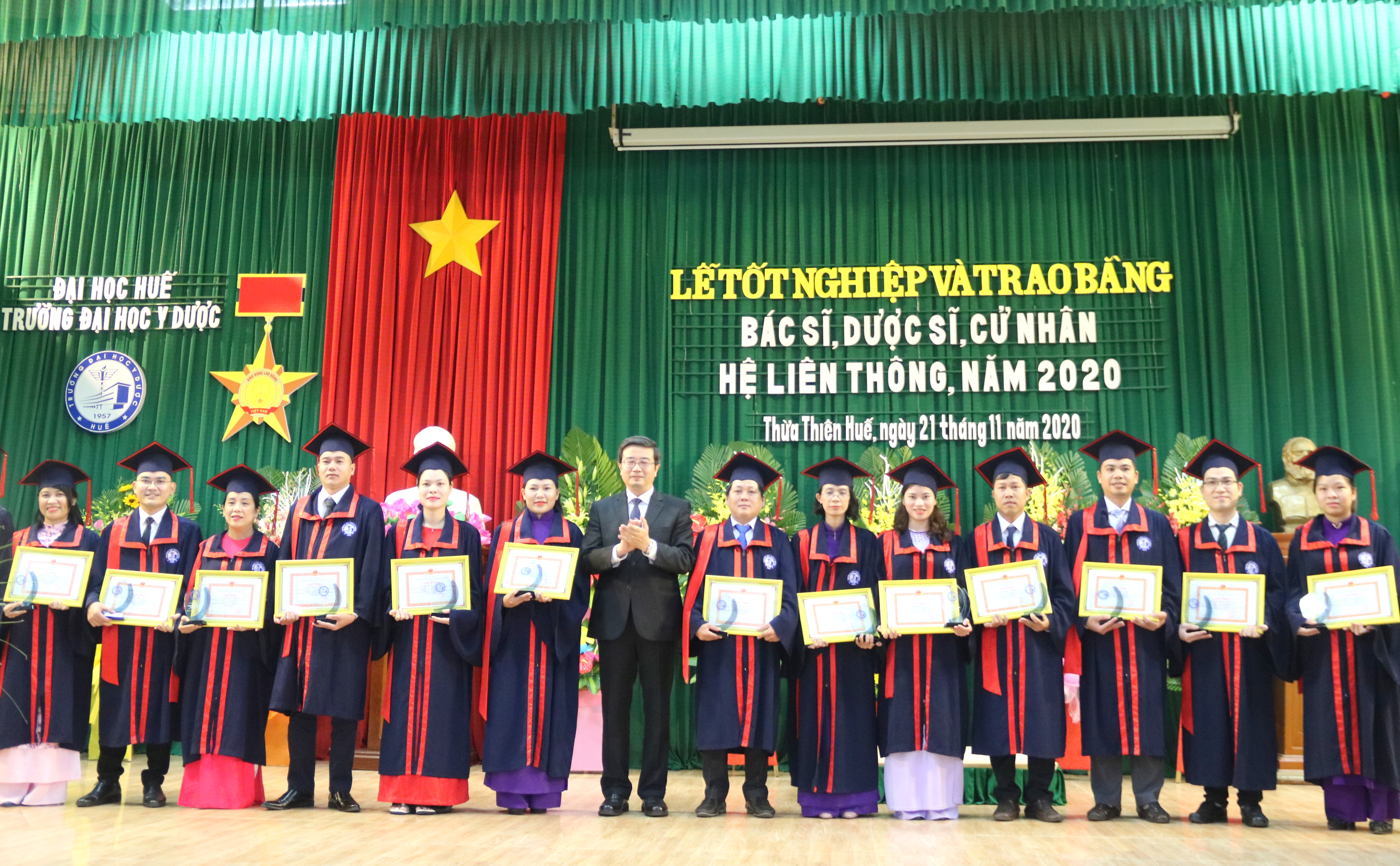 Trao bằng cho hơn 510 bác sĩ, dược sĩ, cử nhân