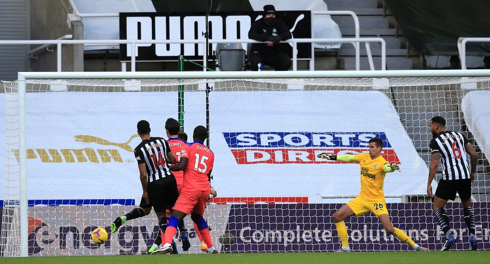 Thắng nhẹ Chích chòe, The Blues leo lên top Bảng xếp hạng