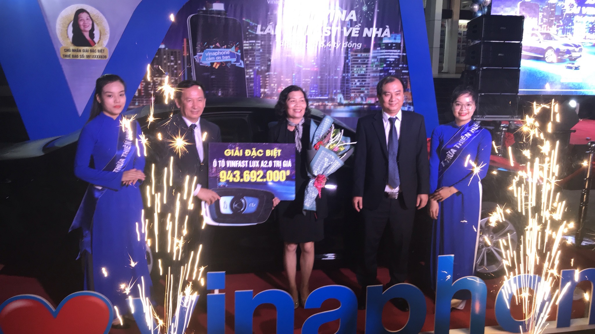 Trao giải đặc biệt “Xài Vina, lái VinFast về nhà” cho khách hàng