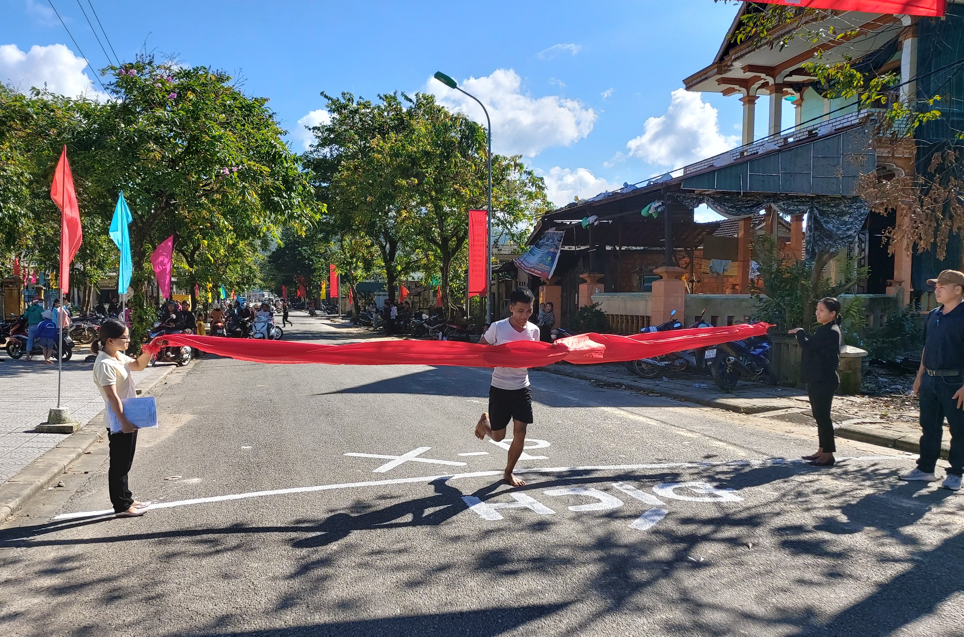 Hơn 300 vận động viên tham gia Giải Việt dã tại Nam Đông