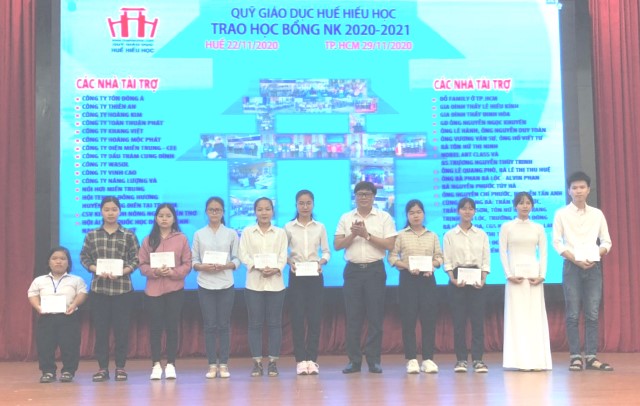 Trao 169 suất học bổng cho học sinh, sinh viên khó khăn