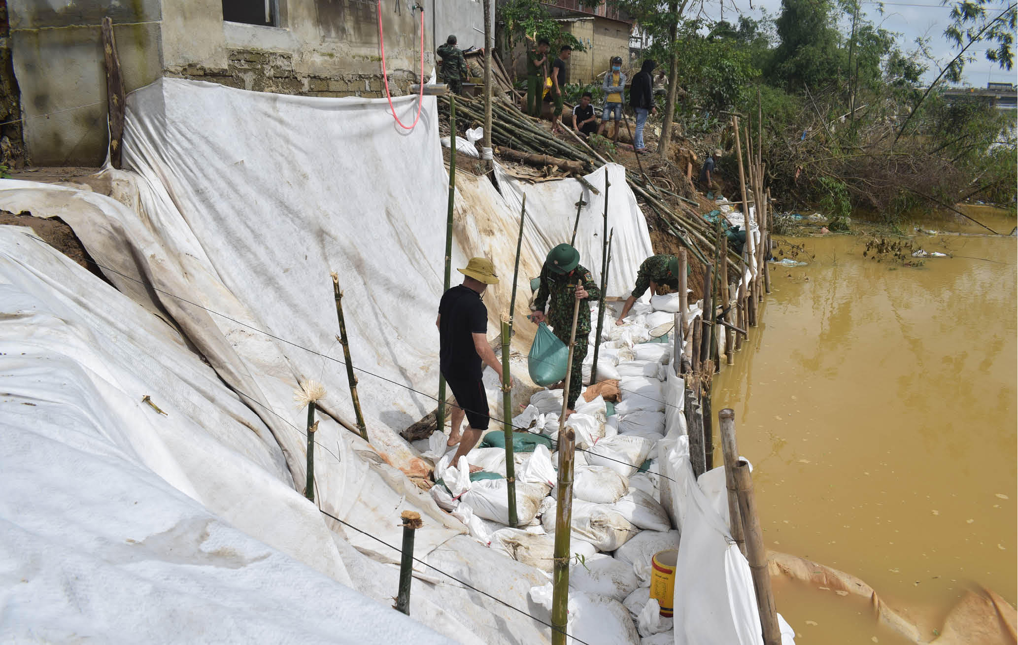 Cần 350 tỷ đồng xây kè chống sạt lở bờ sông