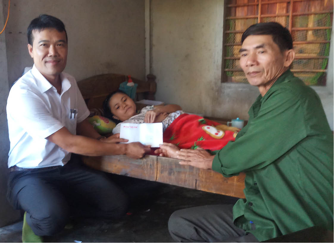 Bạn đọc hỗ trợ gần 2 triệu đồng cho cô gái bị xương thủy tinh