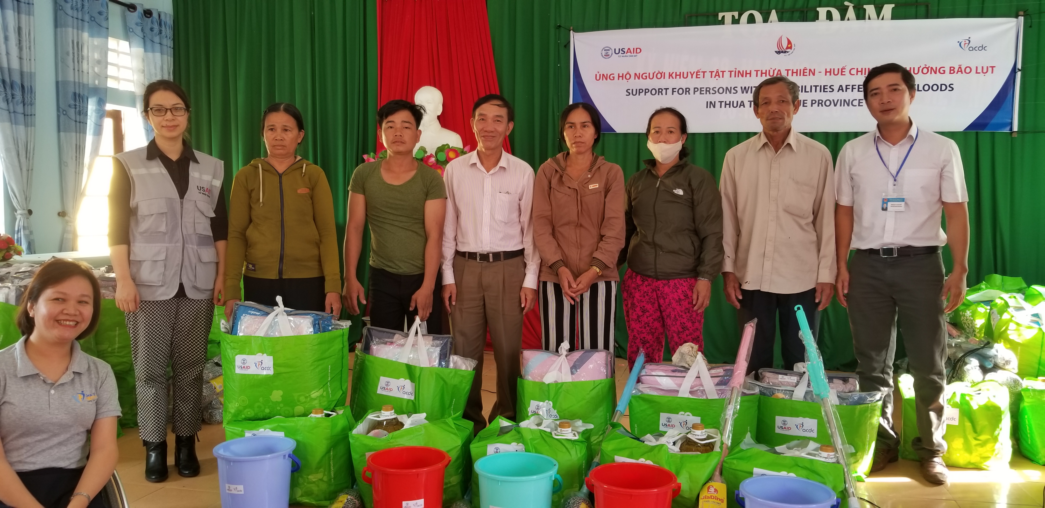 Trao 650 suất quà và 140 bình lọc nước cho người khuyết tật bị ảnh hưởng bão lụt