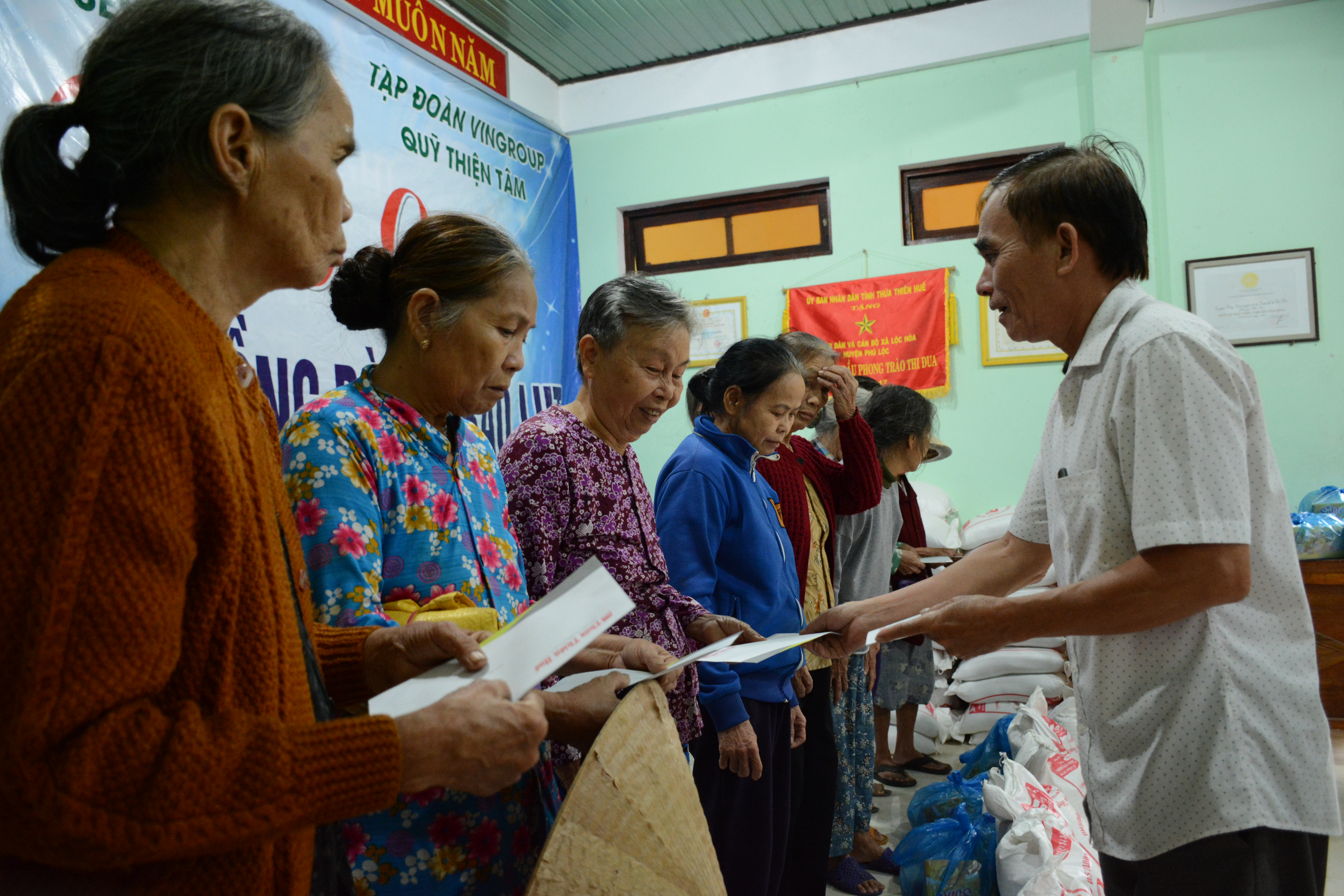 Hai mặt của việc cứu trợ bằng tiền mặt