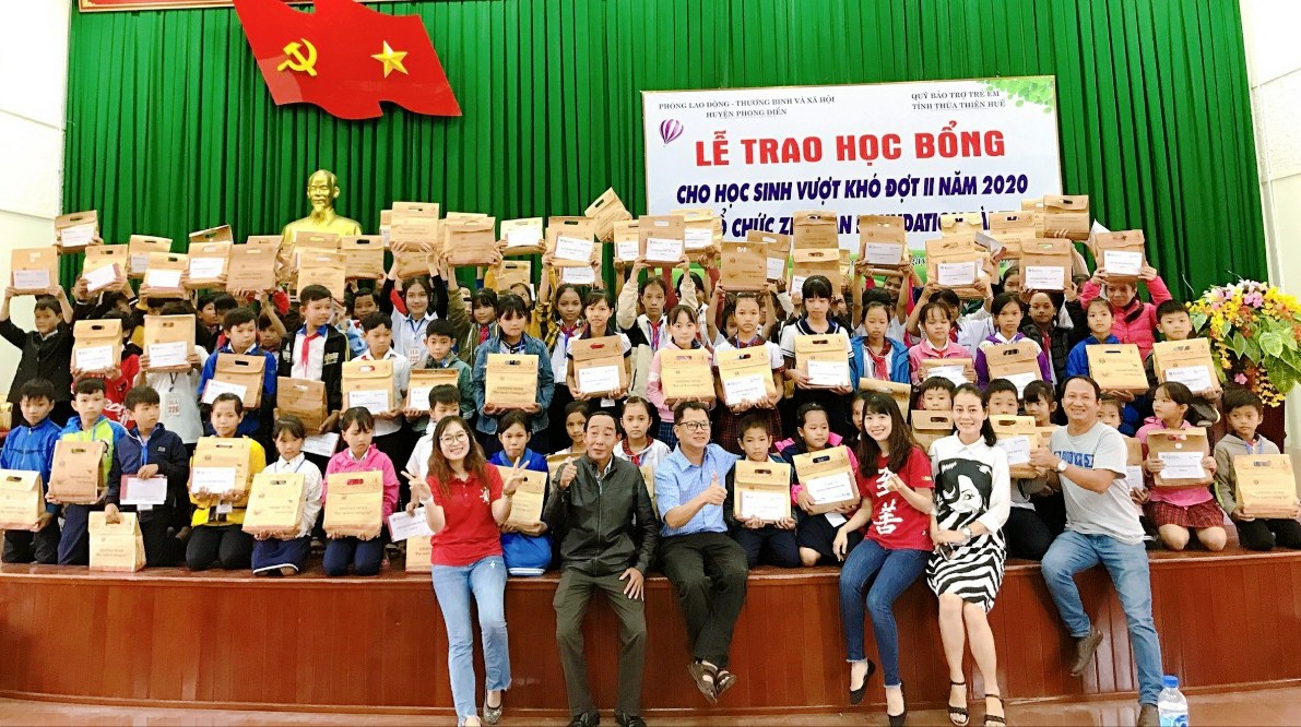 Trao học bổng cho 593 học sinh khó khăn