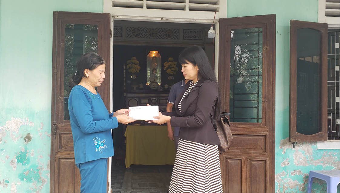 Trao 60 triệu đồng đến gia đình các công nhân bị nạn tại Rào Trăng 3