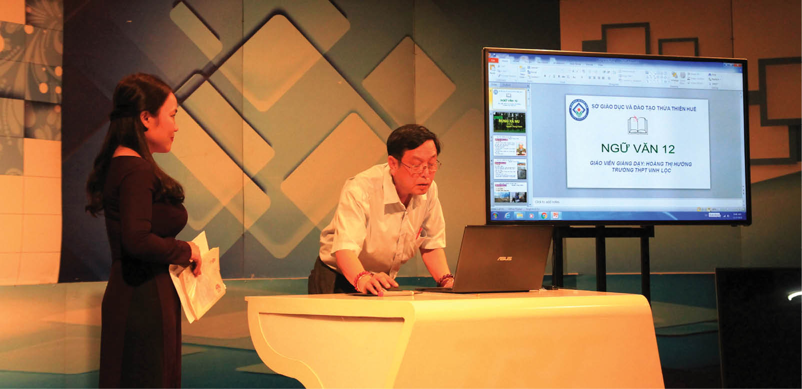 Dạy trước ống kính càng phải bản lĩnh, tự tin