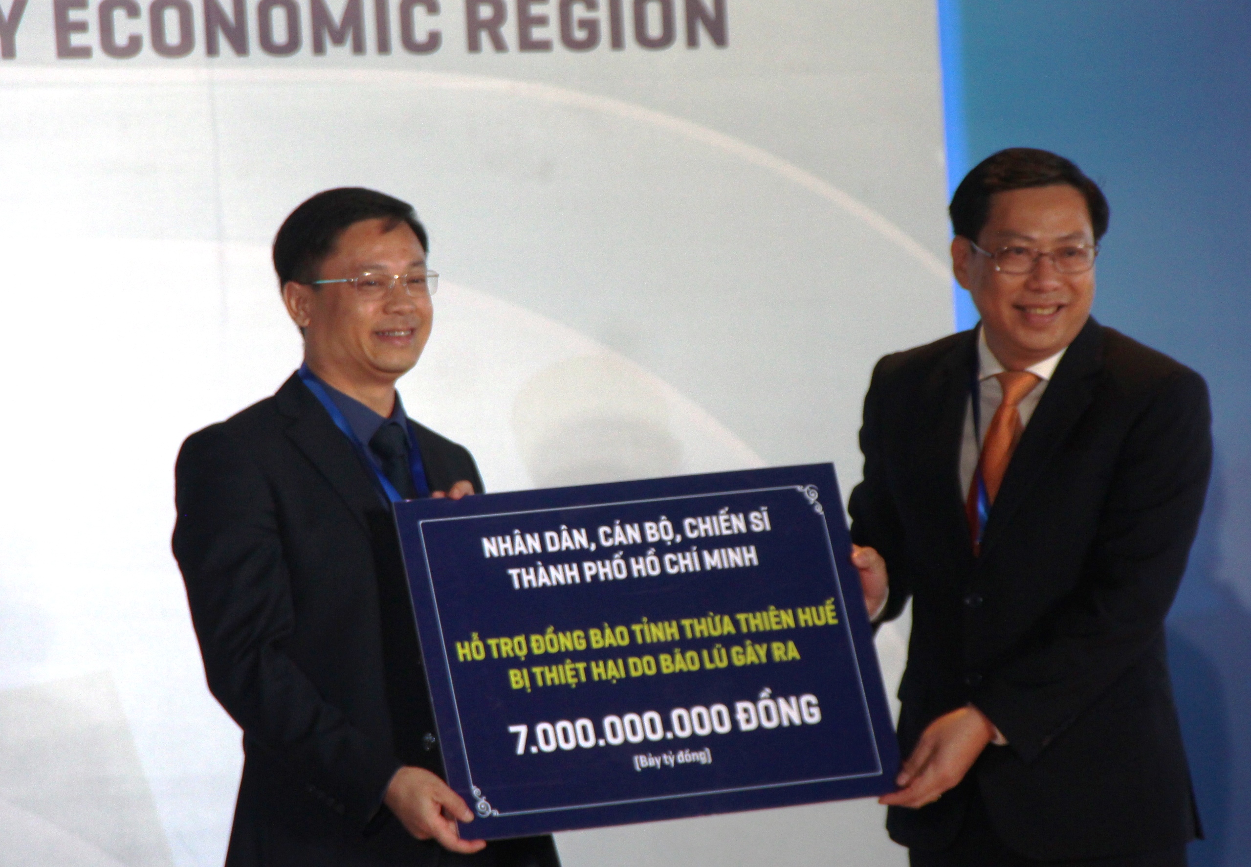 TP Hồ Chí Minh trao 7 tỷ đồng khắc phục hậu quả bão lũ cho Thừa Thiên Huế