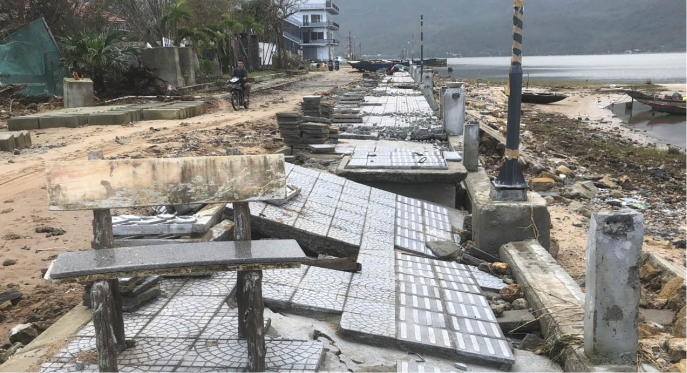 Đường phía đông đầm Lập An hư hỏng Người dân lo chất lượng công trình