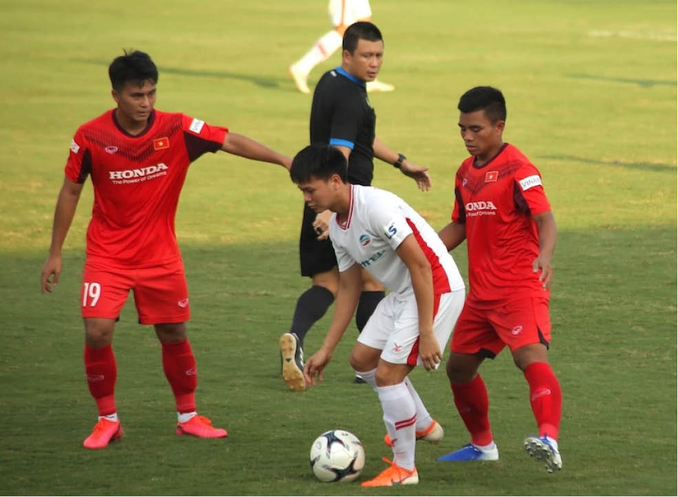 Xem “giò” cầu thủ U21