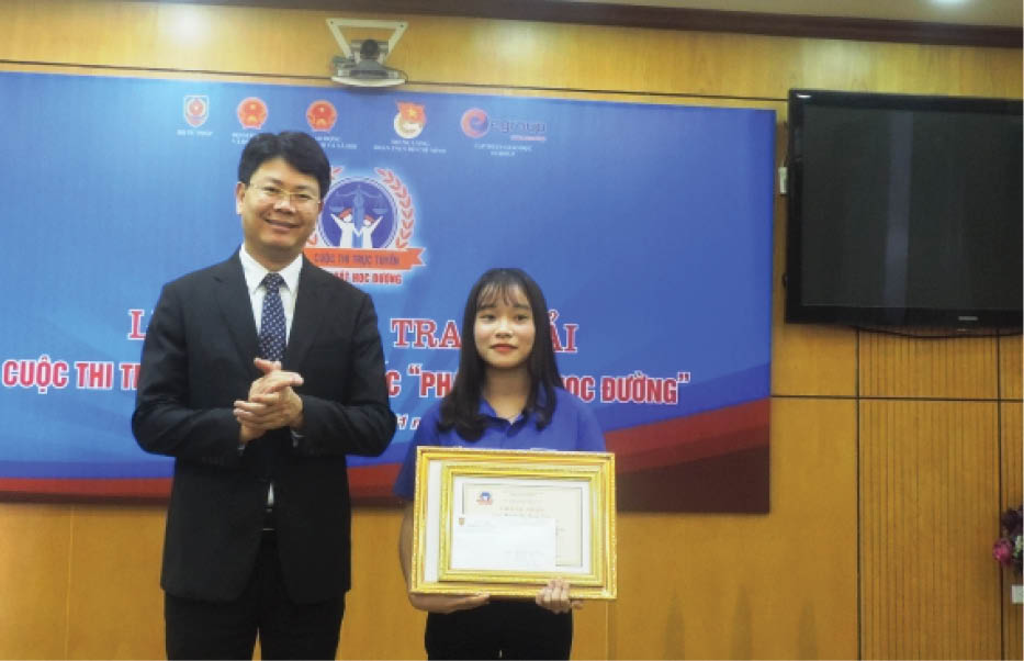 Nữ sinh viên ngành Y chinh phục cuộc thi pháp luật