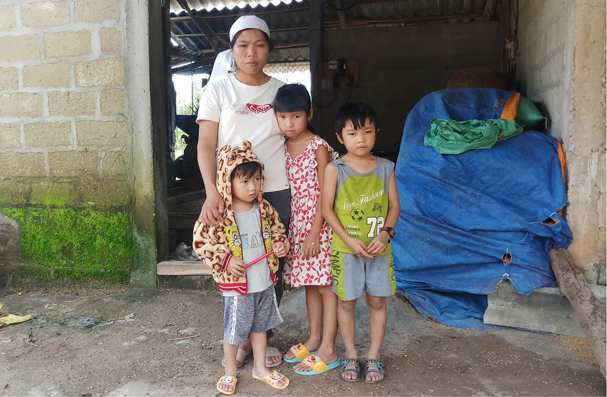 Ba đứa trẻ mồ côi cha cần sự giúp đỡ