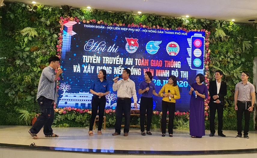 “Tuyên truyền an toàn giao thông và xây dựng nếp sống văn minh đô thị”