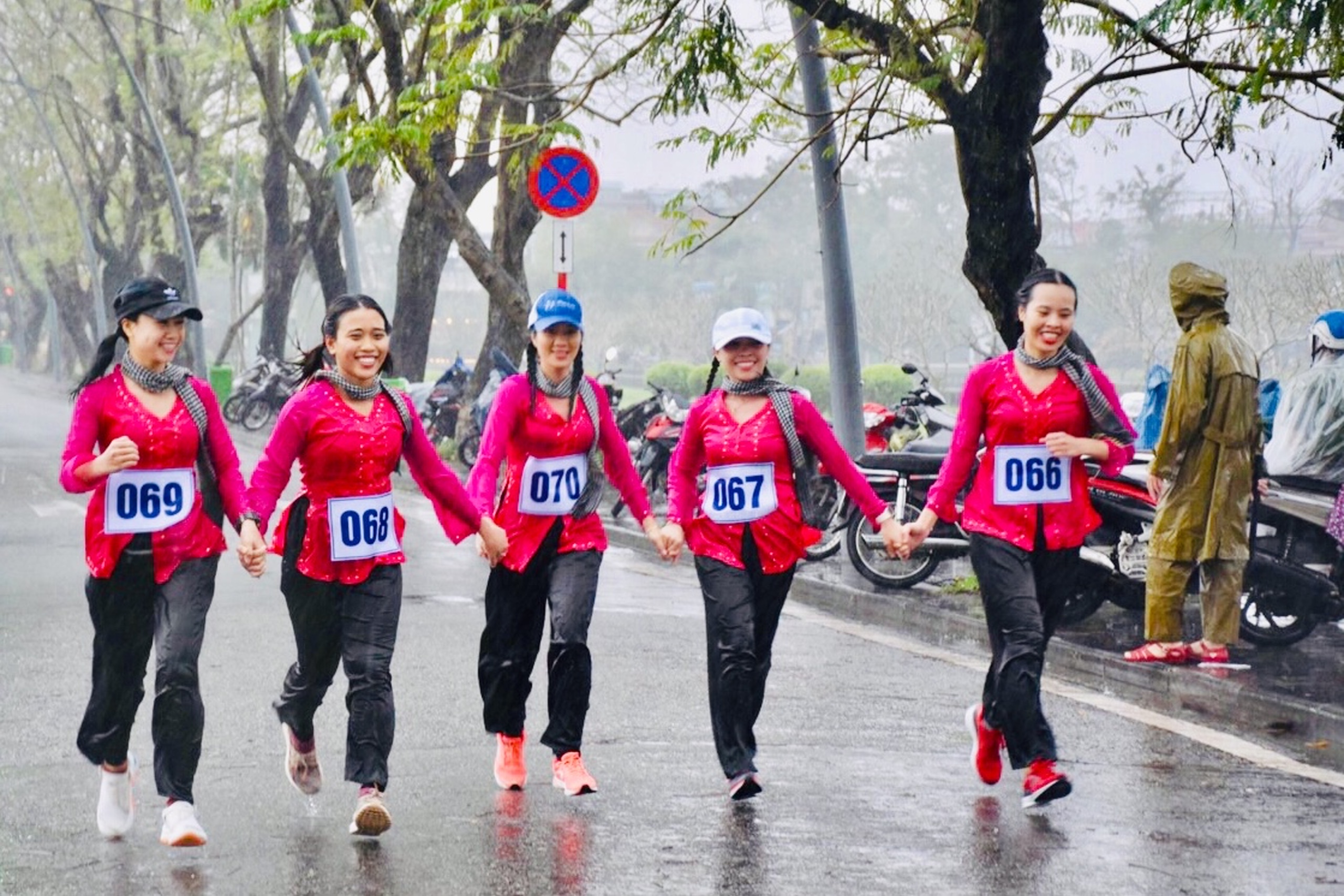 Gần 1 500 vận động viên chạy dưới mưa