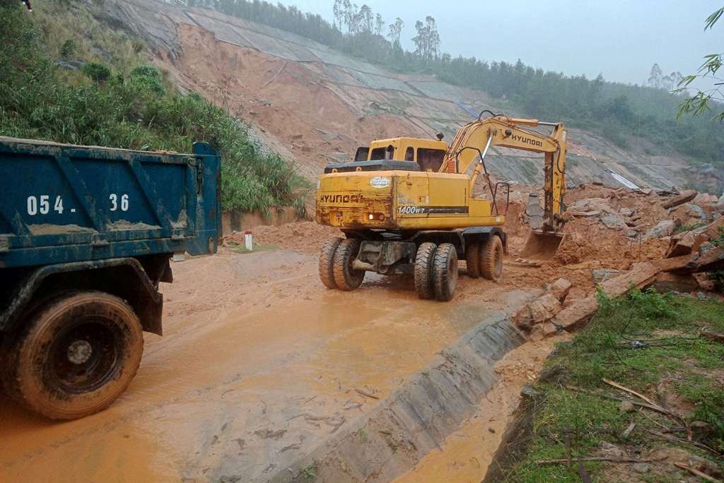 Khắc phục sạt lở bờ kè tuyến 2 đường ven biển Cảnh Dương