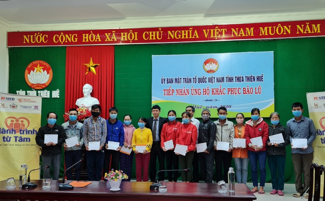 Trao 1 tỷ đồng cho đồng bào vùng lũ