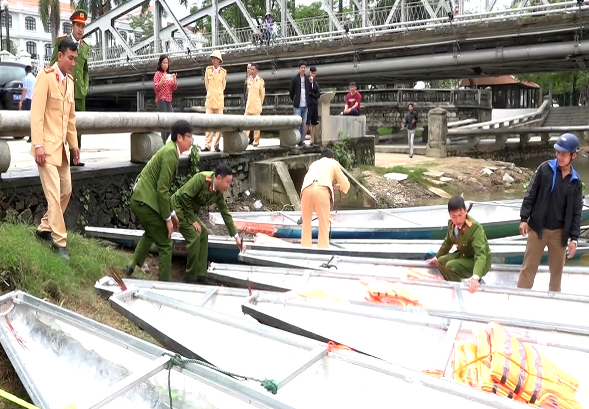 Công an tỉnh tiếp nhận 11 chiếc thuyền phục vụ phòng, chống thiên tai